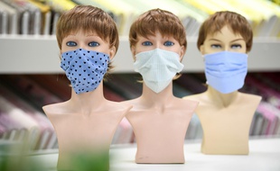 A Pelt, en Belgique, un magasin propose des masques plutôt stylés (non)