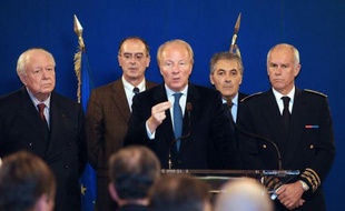 Le ministre de l'Intérieur Brice Hortefeux a annoncé dimanche à Marseille un renforcement des effectifs de la police marseillaise, dans le cadre de quatre mesures destinées à renforcer la lutte contre les trafics et la prolifération d'armes.