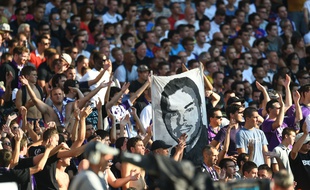 Les supporters du TFC rendent hommage à Brice Taton lors d'un match contre le Paris Saint-Germain au Stadium de Toulouse, le 27 septembre 2014.