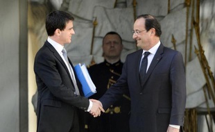 Manuel Valls et François Hollande sur le perron de l'Elysée à l'issue de leur entretien le 2 avril 2014 à Paris
