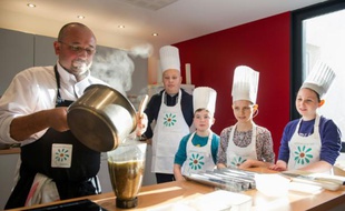 Le cuisinier français Guillaume Dallay (G) enseigne aux enfants souffrant de leucémie à cuisiner à l'hôpital Clocheville de Tours, le 7 décembre 2015