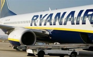 Vingt-six personnes ont été hospitalisées après un atterrissage d'urgence d'un avion de la compagnie à bas prix irlandaise Ryanair lundi soir à Limoges (sud-ouest), en raison d'une dépressurisation dans la cabine, ont indiqué tôt mardi matin les pompiers.