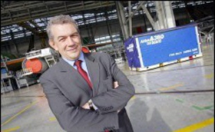 Le plan de relance proposé par le nouveau patron d'Airbus Christian Streiff, prévoyant des économies pouvant atteindre jusqu'à 2 milliards d'euros par an et une vaste réorganisation industrielle, reste ainsi suspendu au feu vert d'EADS, détenu à 22,5% par l'allemand DaimlerChrysler, 15% par l'Etat français et 7,5% par le groupe Lagardère.