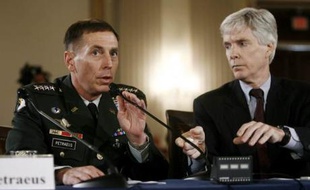 Le commandant en chef des forces alliées en Irak, David Petraeus (à gauche) et l'ambassadeur américain en Irak, Ryan Crocker, entendus par le Congrès le 10 septembre 2007