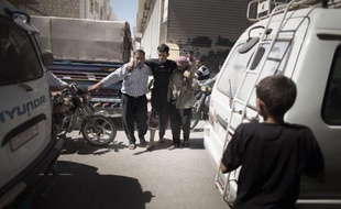 Les violences ont repris de plus belle en Syrie dimanche avec des bombardements intensifs des bastions rebelles et des combats sur plusieurs fronts, le pape Benoît XVI appelant depuis le Liban voisin la communauté internationale à trouver une solution "viable" au conflit.
