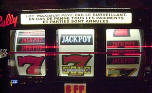 Une machine à sous prise le 6 février 2001 au casino de Saint-Aubin-sur-Mer, le plus petit casino de la côte normande.