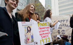 Des militantes féministes manifestent à Londres contre la "page 3" du Sun, le 17 novembre 2012