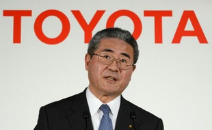 Le constructeur d'automobiles japonais Toyota a relevé mardi ses prévisions pour la troisième fois cette année, escomptant des bénéfices records grâce à la forte dépréciation du yen qui dope ses revenus à l'étranger.