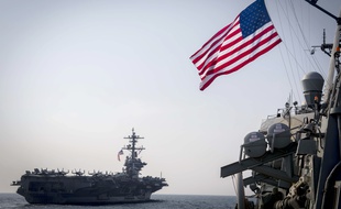 Le porte-avions américain Carl Vinson accompagné d'un destroyer lanceur de missiles.