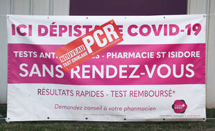 Une affiche pour des tests de détection du Covid-19 (illustration).