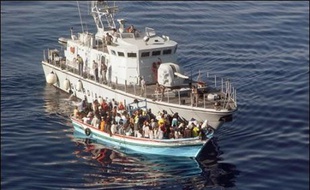 Vingt-deux immigrés clandestins étaient portés disparus mercredi après le naufrage de leur embarcation dans la nuit de mardi à mercredi à plus de 100 km au sud de Malte, a indiqué la marine maltaise.