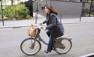 Cécile Duflot a voté vers 16h dans une école primaire du 11e arrondissement de Paris, le 6 mai 2012.
