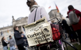 Des manifestants protestent contre les mesures de confinement à Berlin, le 16 mai.