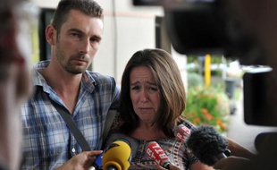 Les parents du bébé grand prématuré réclamant devant les journalistes la fin des soins prodigués à leur enfant au Centre hospitalier universitaire de Poitiers, le 16 septembre 2014