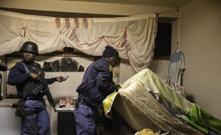 La police sud-africaine, épaulée par l'armée, fouille un township de Johannesburg le 23 avril 2015 (illustration).