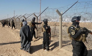 Les quelque 3.400 réfugiés iraniens qui résident dans le camp d'Achraf, au nord de Bagdad, seront relogés dans un lieu d'accueil temporaire en Irak, le temps que la question de leur statut soit réglée par l'ONU, selon un accord signé dimanche par l'Irak et l'Onu.