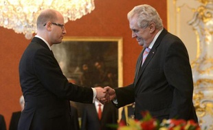 Le président tchèque Milos Zeman a nommé mercredi le gouvernement de centre gauche du social-démocrate Bohuslav Sobotka, avec un programme axé sur la croissance et la création d'emplois dans ce pays récemment sorti d'une longue récession.