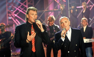 Johnny Hallyday et Charles Aznavour dans l'émission «Sacrée soirée» sur TF1 le 15 avril 1992.