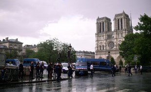 Les forces de police sont intervenus après l'agression d'un policier par un homme armé d'un marteau sur le parvis de la cathédrale de Notre-Dame, à Paris le 6 juin 2017.