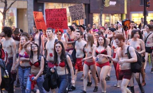 Des milliers d'étudiants opposés à la hausse des droits de scolarité ont défilé nus jeudi dans les rues de Montréal, sous le regard amusé des policiers, pour exiger plus de "transparence" du gouvernement de la province confronté à une contestation estudiantine sans précédent.