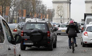 La maire de Paris veut la fin du diesel à Paris en 2020 et rendre le centre de la capitale semi-piétonnier