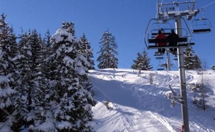 Un guide de haute-montagne est décédé samedi après-midi dans une avalanche provoquée par son passage dans un couloir hors piste près de la station d'Eyne (Pyrénées-Orientales), a-t-on appris auprès des gendarmes et du directeur de la station.