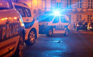Illustration d'une voiture de police de nuit, avec son gyrophare ici à Rennes.