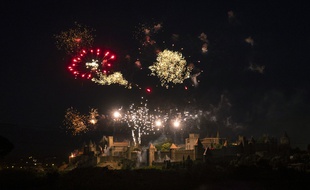 Le feu d'artifice tiré au-dessus de la cité de Carcassonne le 14 juillet 2019.