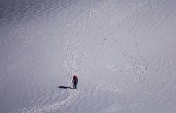 Sac trop lourd, seul, chute… Un alpiniste grec meurt au Mont-Blanc