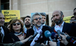 Le rédacteur en chef du quotidien turc Cumhuriyet Can Dündar (c) et le chef du bureau d'Ankara Erdem Gül (d) arrivent à leur procès au tribunal d'Istanbul le 22 avril 2016