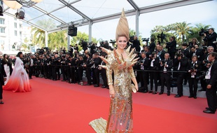 Elena Lenina a mis la barre haut sur le tapis rouge.