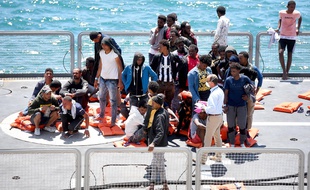 Des migrants recueillis en Méditerranée par les garde-côtes maltais, le 17 juillet 2020.