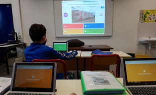 Sur tablette ou sur ordi portable, les élèves de cette classe du lycée Mathis répondent aux questions du quizz de leur professeur via la plateforme Kahoot.