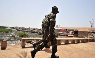 La Guinée-Bissau a été de nouveau secouée jeudi soir par une tentative de coup d'Etat: des militaires ont attaqué la résidence du Premier ministre sortant Carlos Gomes Junior, candidat à la présidentielle du 29 avril, bouclé le centre de la capitale et arrêté des responsables politiques.