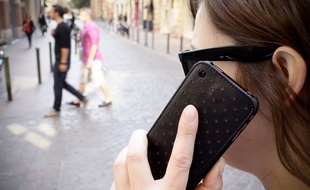 Téléphoner dans la rue peut vous valoir une invitation à danser. illustration