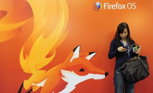 Une femme devant une affiche Mozilla Firefox, en 2013, à Barcelone (Espagne).
