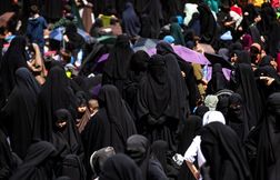 La France rapatrie dix enfants et trois femmes depuis les camps en Syrie
