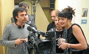 Luc David, réalisateur de " Un gars, une fille ", lors du tournage à Cintré.