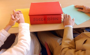 Dossier de succession chez le notaire, illustration.