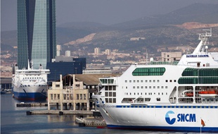 Deux bateaux de la compagnie SNCM dans le port de Marseille, le 8 février 2011.