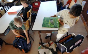 Les parents et les enseignants sont favorables à ce que l'on définisse au niveau national un "cartable essentiel" composé de livres indispensables pour les élèves du primaire, afin de "garantir l'équité et l'égalité" entre les enfants, selon un sondage publié mardi.