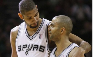 Tony Parker et Tim Duncan, lors de la victoire des San Antonio Spurs face aux Houston Rockets (99-91) dans le derby texan
