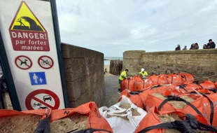 Mise en place de sacs de sable en prévision des grandes marées le 19 février 2015 à Saint-Malo