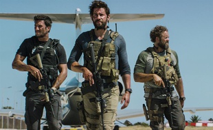 David Denman, Dominic Fumusa, John Krasinski, Pablo Schreiber dans 13 Hours de Michael Bay