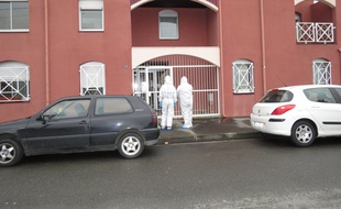 La police scientifique devant l'immeuble où Maureen Jacquier a été assassinée. Archives