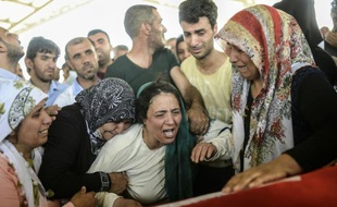 Les funérailles des victimes de l'attentat suicide de Suruç, attribué par les autorités turques au groupe Etat islamique, le 21 juillet 2015 à Gaziantep