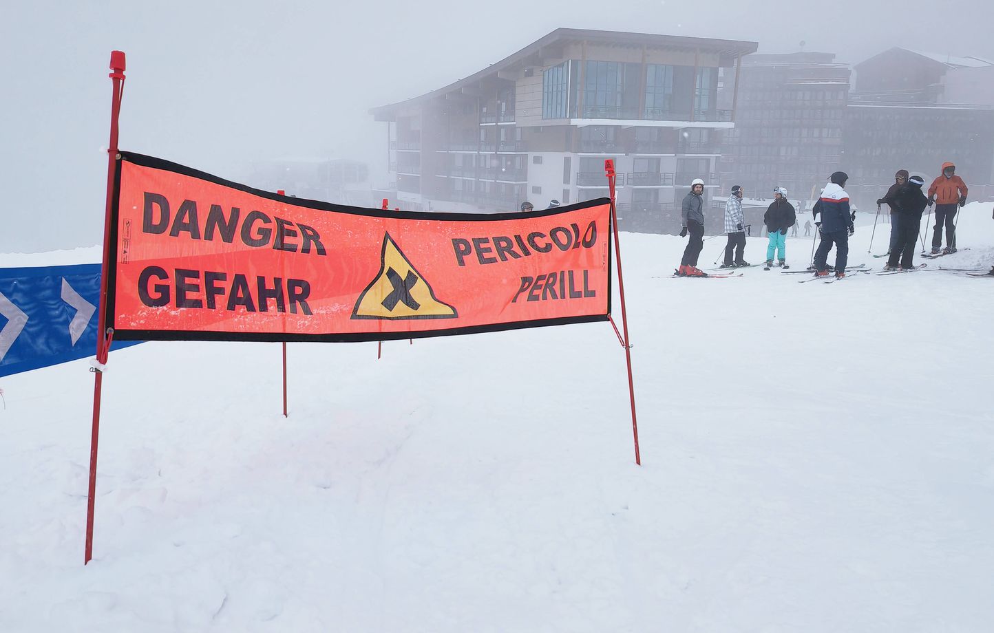 Un homme au volant d'un fourgon a remonté 500m d'une piste de ski à la frontière franco-italienne parce qu'il ne voulait pas payer le péage du tunnel du Mont-Blanc pour faire sa livraison de tissus en France (Illustration)