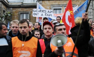 Des employés des abattoirs normands AIM manifestent le 6 janvier 2015 devant le tribunal de commerce de Coutances, dans la Manche