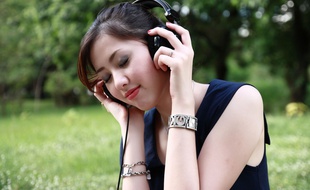 Illustration d'une jeune femme en train d'écouter de la musique au casque.
