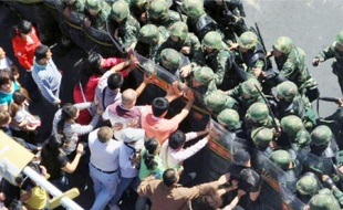 Des centaines de Hans ont manifesté contre le gouvernement local à Urumqi, le 3 septembre.